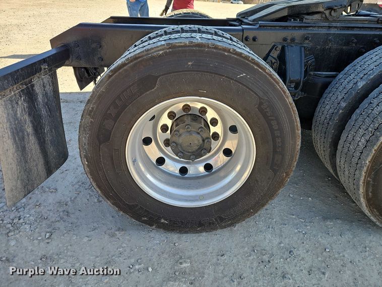 image for item EO7020 2011 Kenworth T660 semi truck