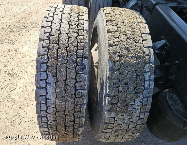 image for item EO7020 2011 Kenworth T660 semi truck