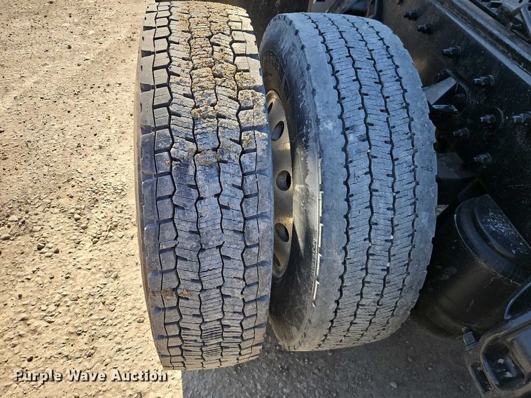 image for item EO7020 2011 Kenworth T660 semi truck