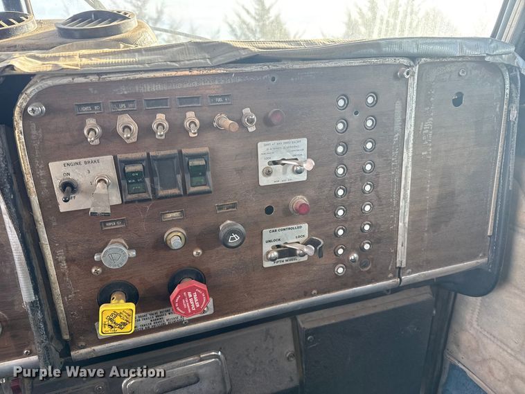 image for item EP2710 1986 Peterbilt 359 semi truck