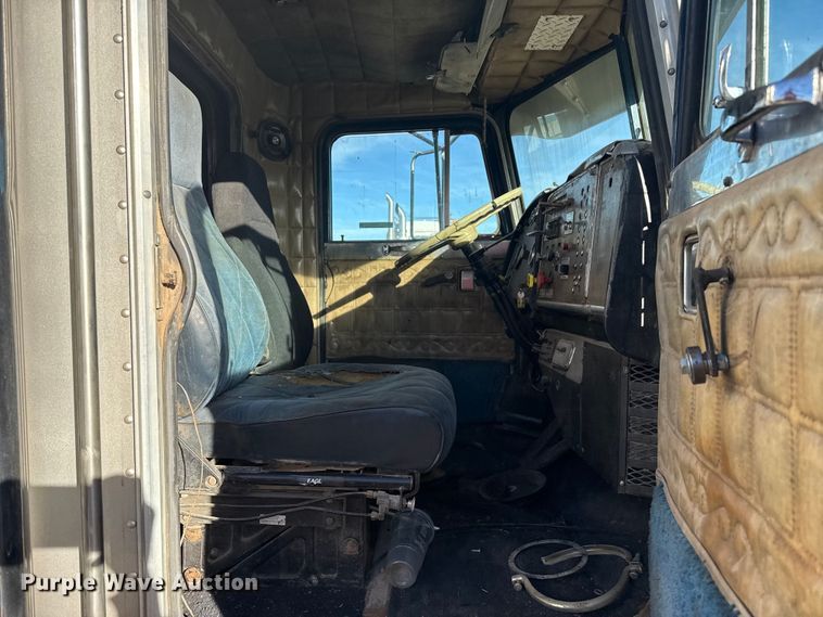 image for item EP2710 1986 Peterbilt 359 semi truck