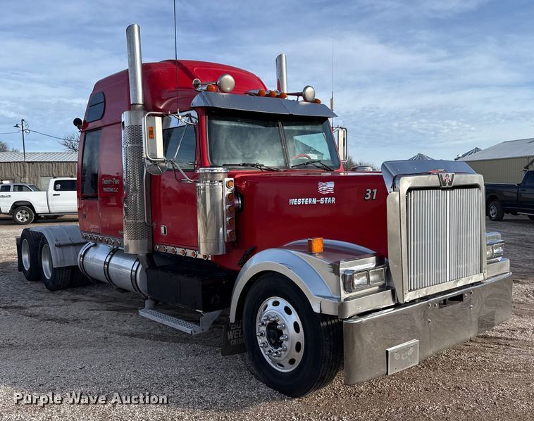 image for item EP2995 2005 Western Star 4900 semi truck