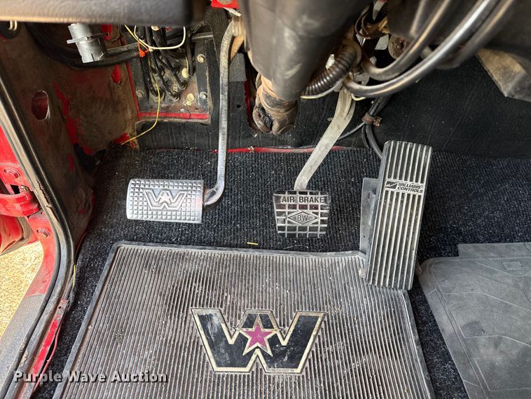 image for item EP2995 2005 Western Star 4900 semi truck