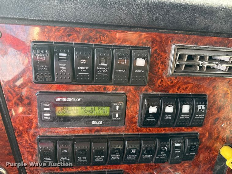 image for item EP2995 2005 Western Star 4900 semi truck