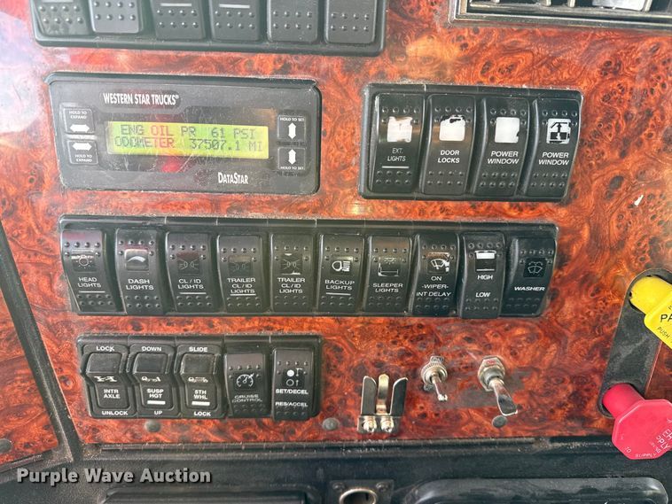 image for item EP2995 2005 Western Star 4900 semi truck