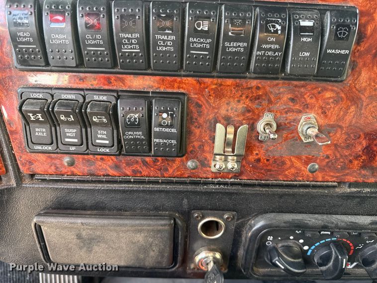 image for item EP2995 2005 Western Star 4900 semi truck