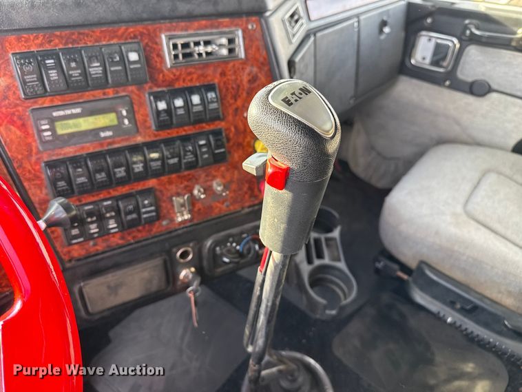 image for item EP2995 2005 Western Star 4900 semi truck