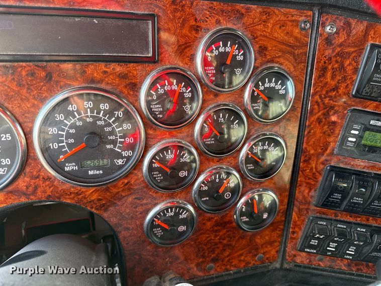 image for item EP2995 2005 Western Star 4900 semi truck