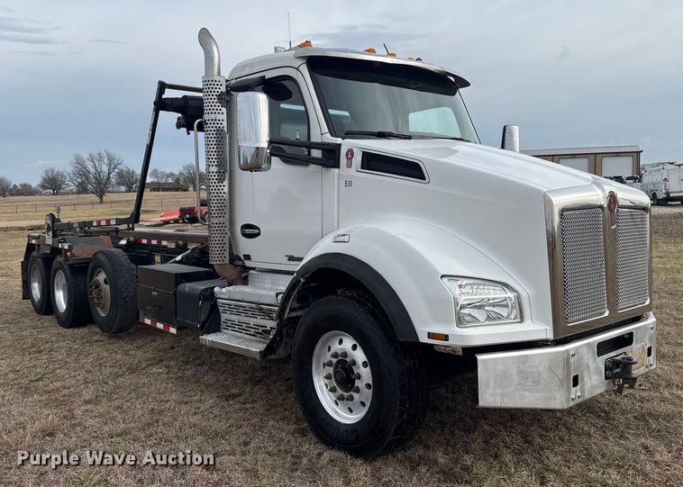 image for item ES5831 2020 Kenworth T880 roll-off container truck