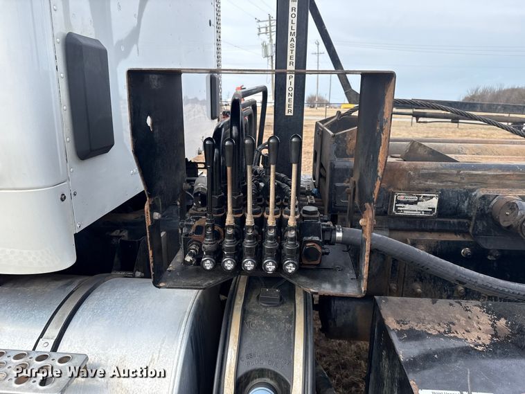 image for item ES5831 2020 Kenworth T880 roll-off container truck