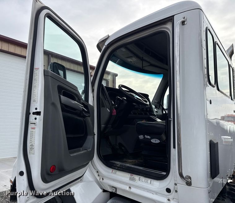 image for item ES5831 2020 Kenworth T880 roll-off container truck