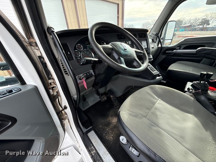 image for item ES5831 2020 Kenworth T880 roll-off container truck