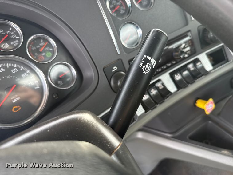 image for item ES5831 2020 Kenworth T880 roll-off container truck