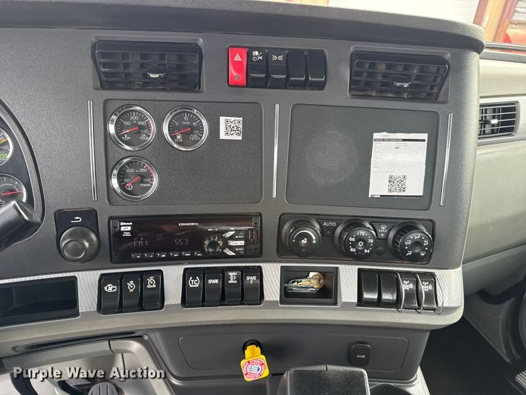 image for item ES5831 2020 Kenworth T880 roll-off container truck