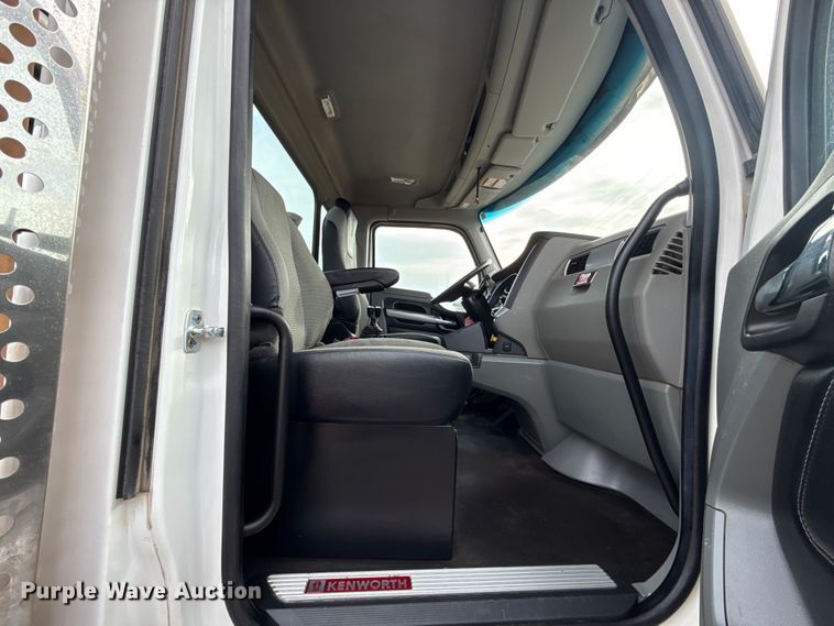 image for item ES5831 2020 Kenworth T880 roll-off container truck