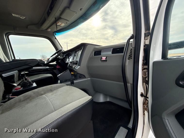 image for item ES5831 2020 Kenworth T880 roll-off container truck