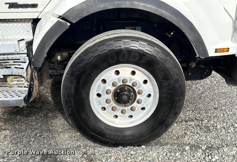 image for item ES5831 2020 Kenworth T880 roll-off container truck