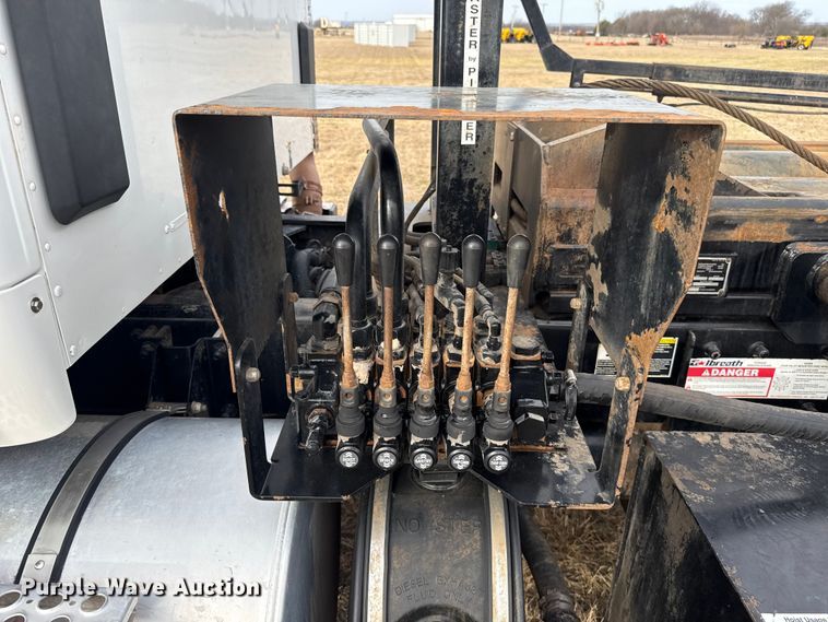 image for item ES5834 2019 Kenworth T880 roll-off container truck