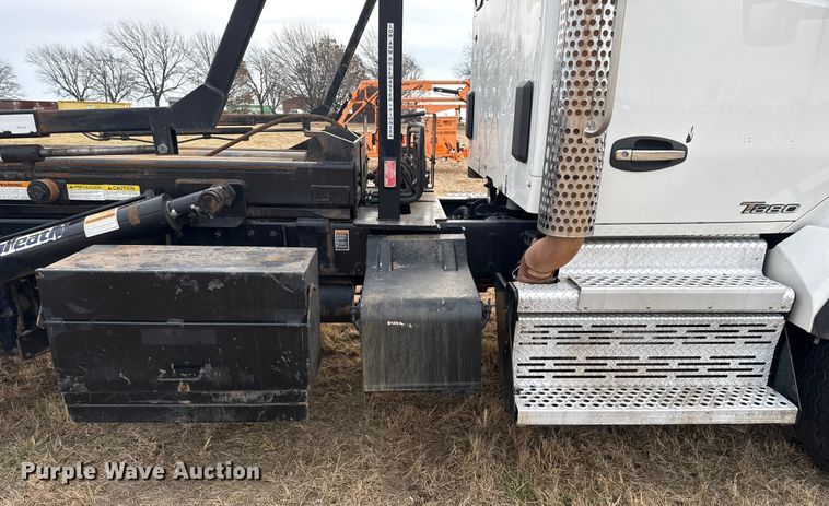 image for item ES5834 2019 Kenworth T880 roll-off container truck
