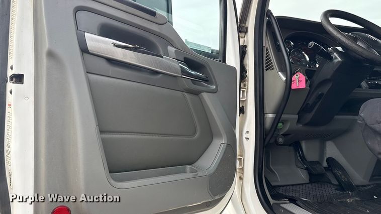 image for item ES5834 2019 Kenworth T880 roll-off container truck