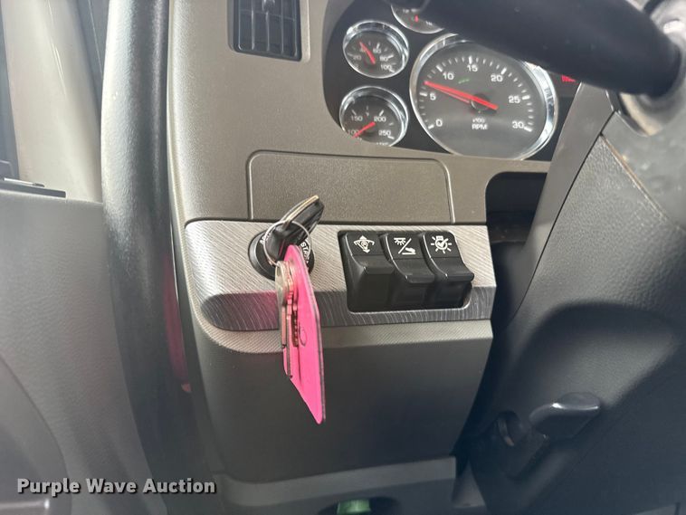 image for item ES5834 2019 Kenworth T880 roll-off container truck