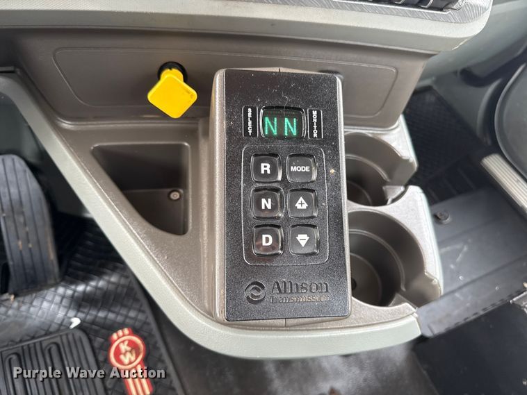 image for item ES5834 2019 Kenworth T880 roll-off container truck