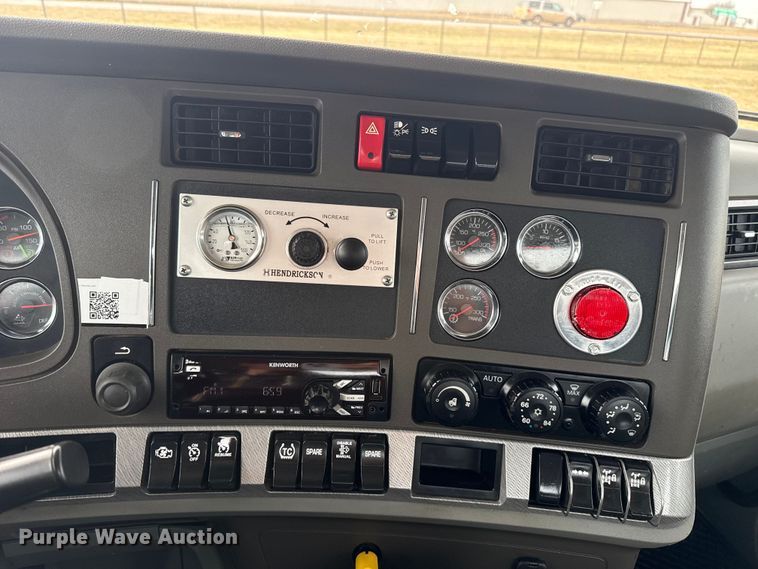 image for item ES5834 2019 Kenworth T880 roll-off container truck