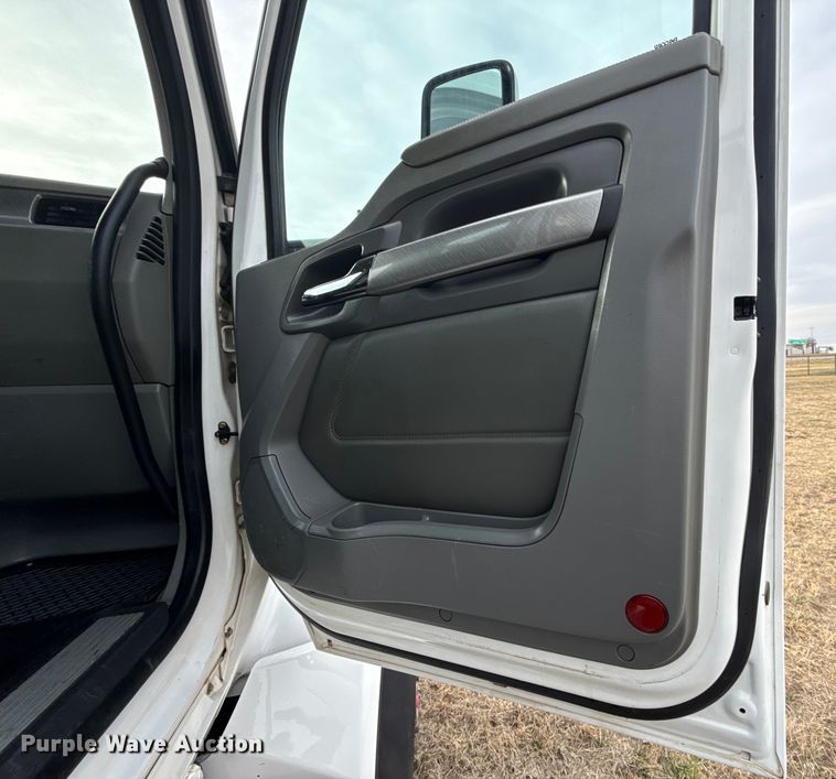 image for item ES5834 2019 Kenworth T880 roll-off container truck