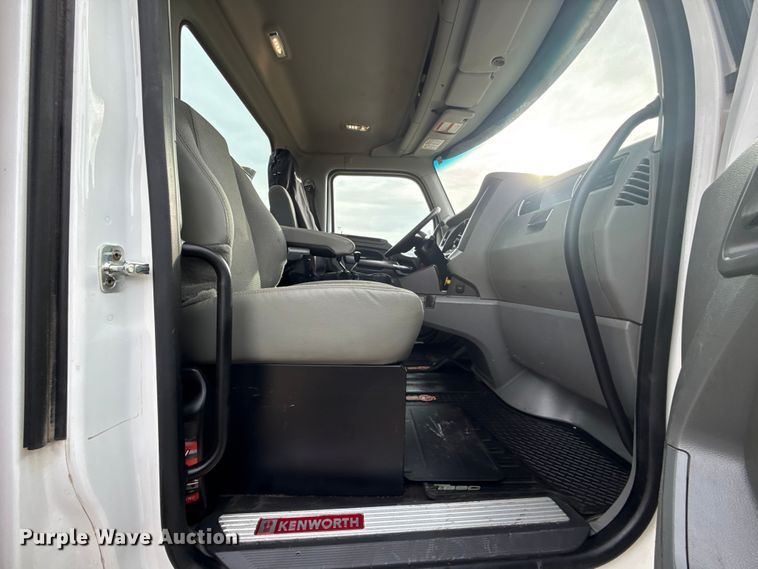 image for item ES5834 2019 Kenworth T880 roll-off container truck