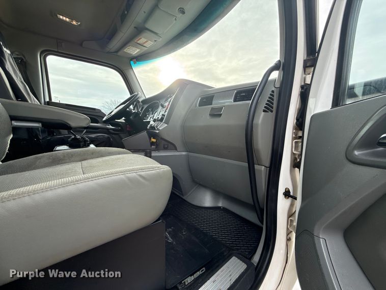 image for item ES5834 2019 Kenworth T880 roll-off container truck