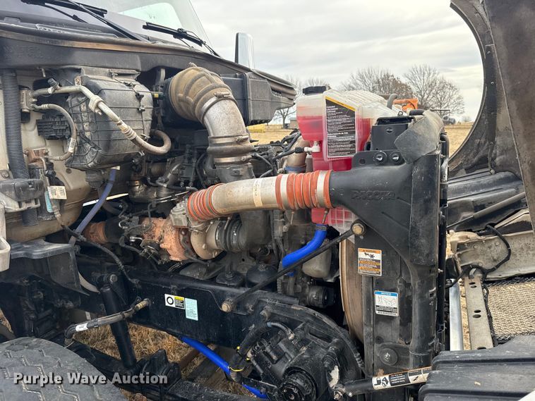 image for item ES5834 2019 Kenworth T880 roll-off container truck