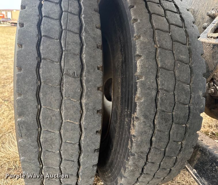 image for item ES5834 2019 Kenworth T880 roll-off container truck