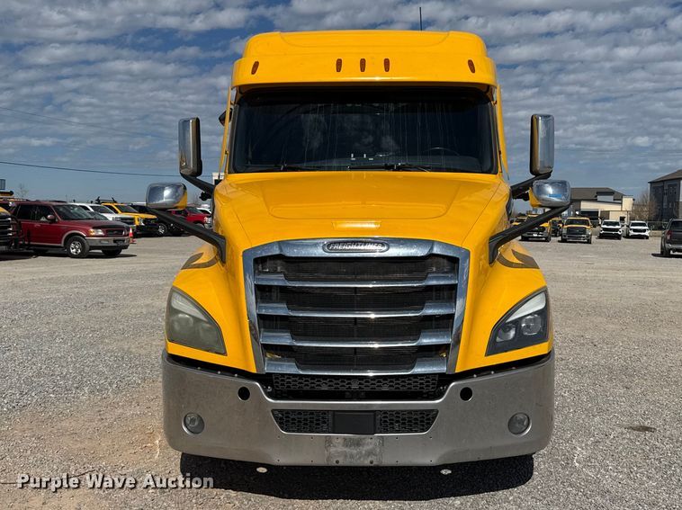 image for item ES5864 2021 Freightliner Cascadia 126 semi truck