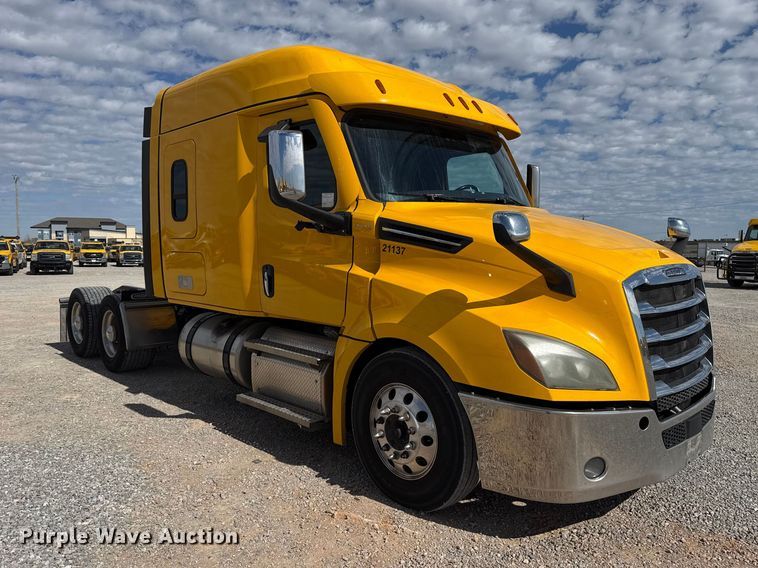 image for item ES5864 2021 Freightliner Cascadia 126 semi truck