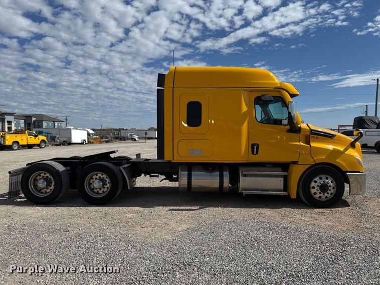 image for item ES5864 2021 Freightliner Cascadia 126 semi truck