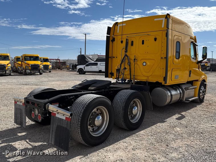 image for item ES5864 2021 Freightliner Cascadia 126 semi truck