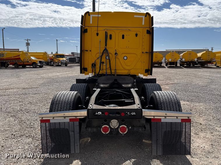 image for item ES5864 2021 Freightliner Cascadia 126 semi truck