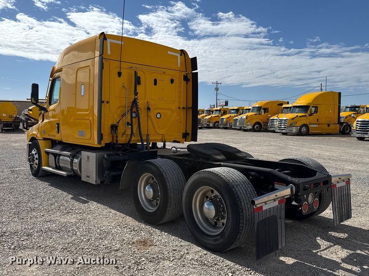 image for item ES5864 2021 Freightliner Cascadia 126 semi truck