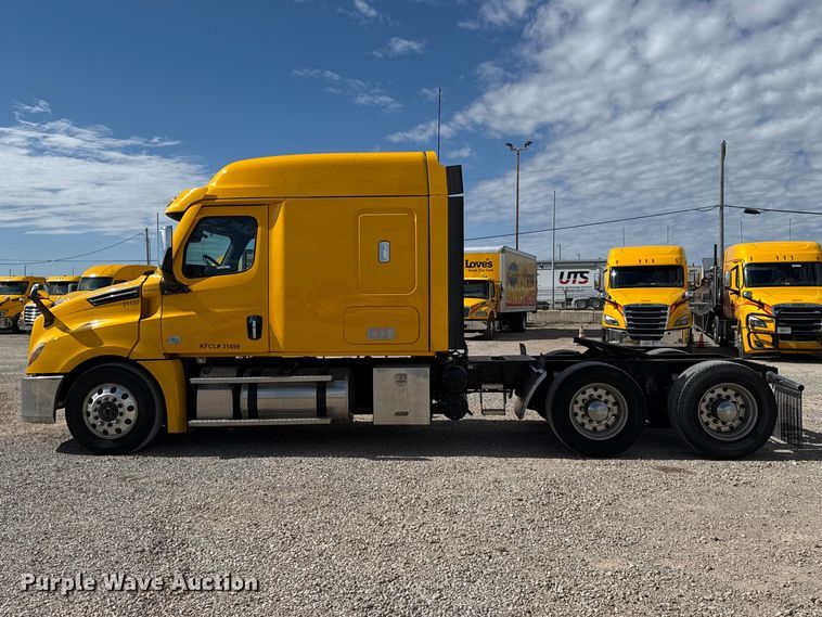 image for item ES5864 2021 Freightliner Cascadia 126 semi truck