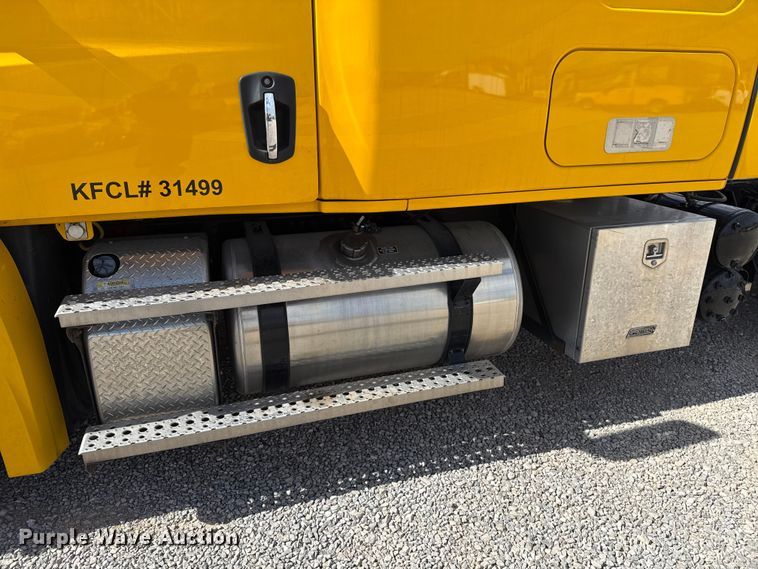 image for item ES5864 2021 Freightliner Cascadia 126 semi truck