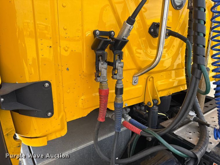 image for item ES5864 2021 Freightliner Cascadia 126 semi truck