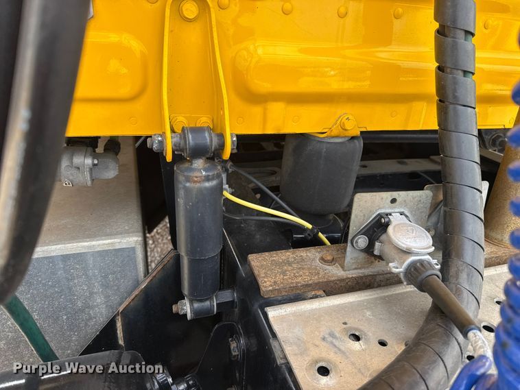 image for item ES5864 2021 Freightliner Cascadia 126 semi truck