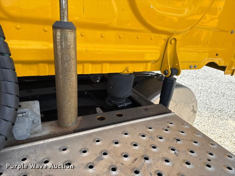 image for item ES5864 2021 Freightliner Cascadia 126 semi truck