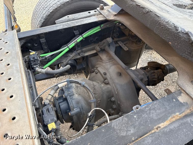 image for item ES5864 2021 Freightliner Cascadia 126 semi truck