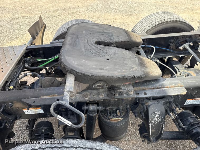 image for item ES5864 2021 Freightliner Cascadia 126 semi truck