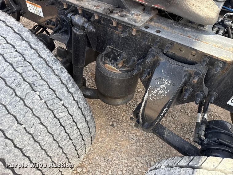 image for item ES5864 2021 Freightliner Cascadia 126 semi truck