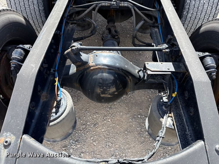 image for item ES5864 2021 Freightliner Cascadia 126 semi truck