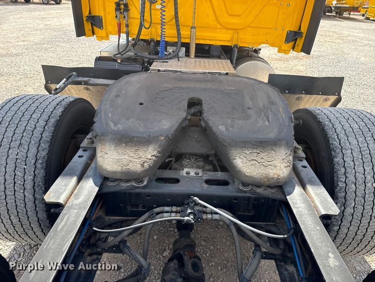 image for item ES5864 2021 Freightliner Cascadia 126 semi truck