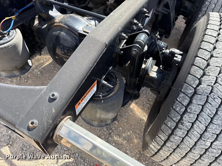 image for item ES5864 2021 Freightliner Cascadia 126 semi truck