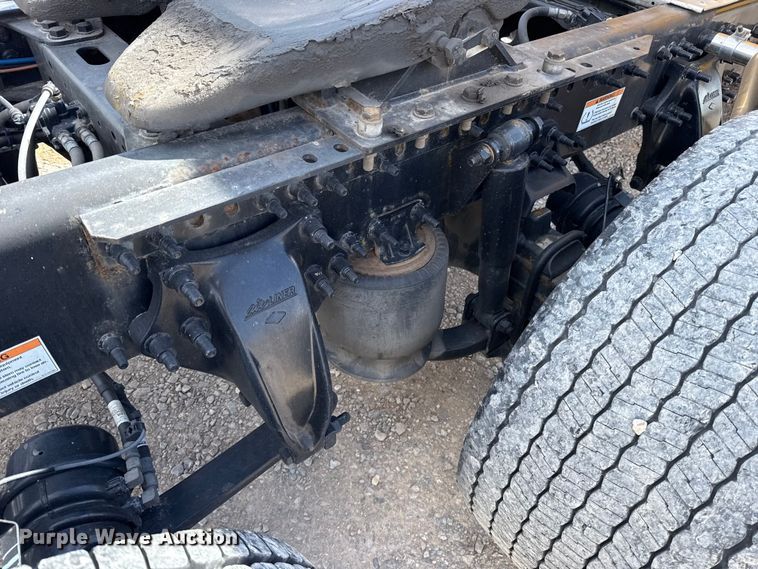 image for item ES5864 2021 Freightliner Cascadia 126 semi truck